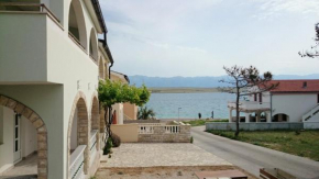 Apartman Irena, Vir